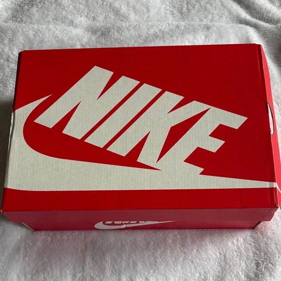 Nike Air Max 270 GS in White and Silver - Picture 7 of 7